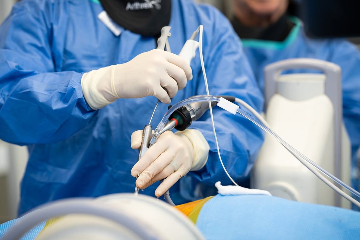 Minimally invasive endoscopic spine surgery — pencil-width access corridor